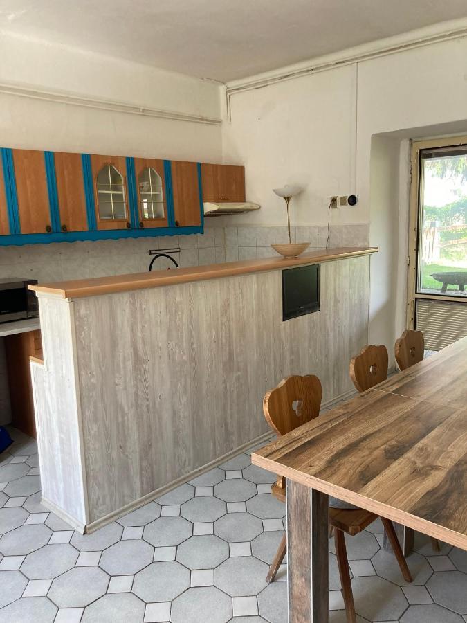 Prijemny Apartman Se Zahradou Ostresany ภายนอก รูปภาพ